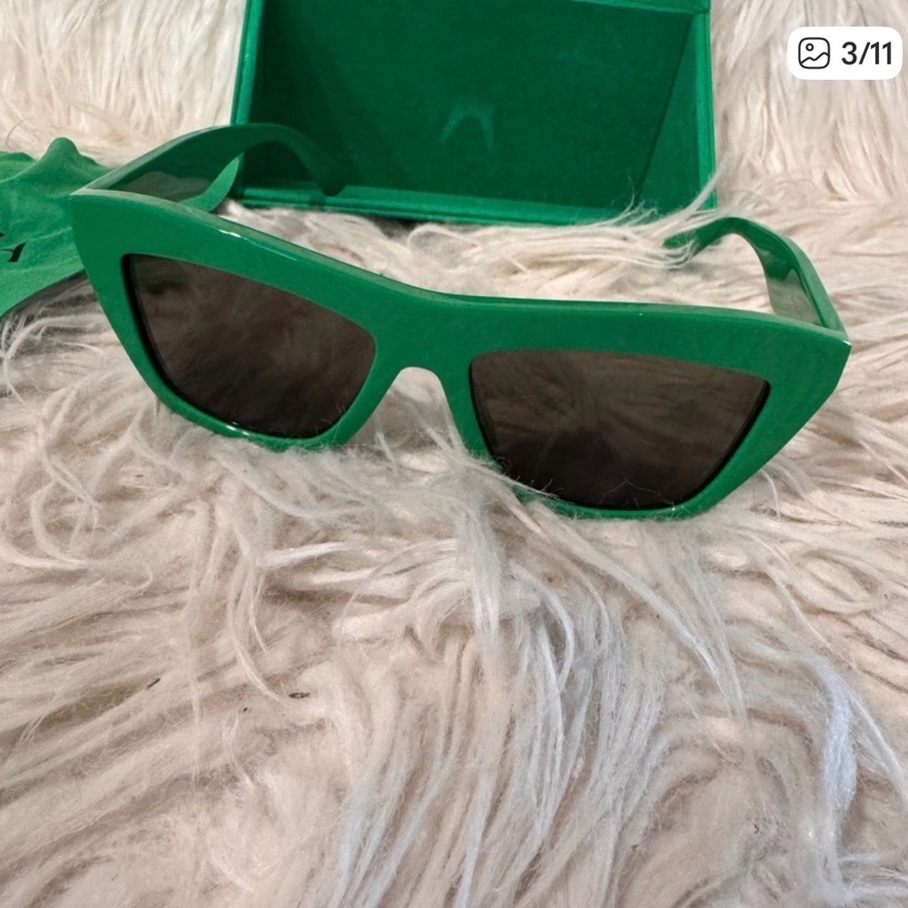 Bottega Veneta Vibrant Green Sunglasses 55mm worn once - Picture 6 of 14